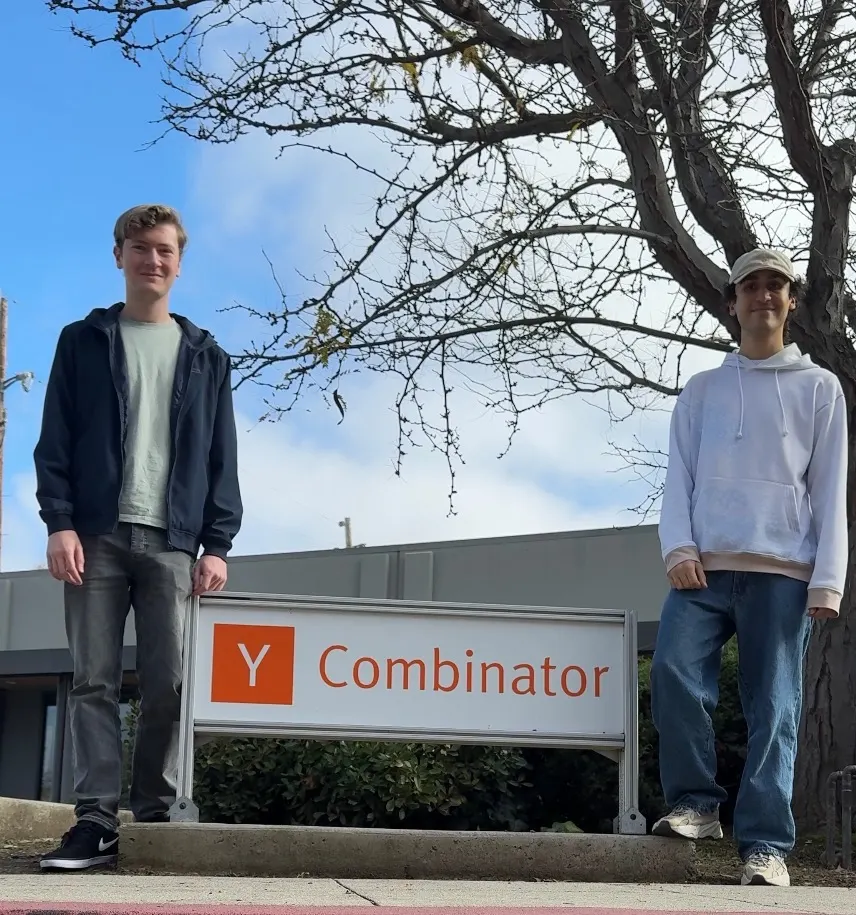 Karim Rahme and Tobias Herber standing behind the Y Combinator sign